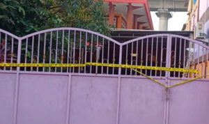 Doc. Tampak depan rumah tempat ditemukannya WNA asal Korea Selatan meninggal dunia di Kampung Buaran, Desa Lambangsari, Kecamatan Tambun Selatan, Kabupaten Bekasi, yang telah dipasangi garis polisi guna kepentingan proses penyelidikan oleh aparat kepolisian.
