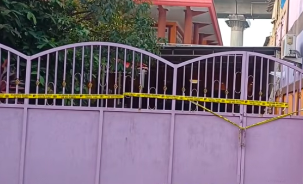 Doc. Tampak depan rumah tempat ditemukannya WNA asal Korea Selatan meninggal dunia di Kampung Buaran, Desa Lambangsari, Kecamatan Tambun Selatan, Kabupaten Bekasi, yang telah dipasangi garis polisi guna kepentingan proses penyelidikan oleh aparat kepolisian.