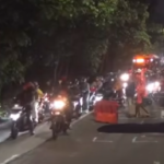 Doc. Kondisi arus lalu lintas di Jalan Raya Lenteng Agung arah Depok tampak tersendat setelah sebagian badan jalan yang ambles ditutup sementara menggunakan pembatas demi keselamatan pengguna jalan.