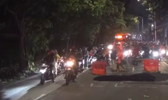 Doc. Kondisi arus lalu lintas di Jalan Raya Lenteng Agung arah Depok tampak tersendat setelah sebagian badan jalan yang ambles ditutup sementara menggunakan pembatas demi keselamatan pengguna jalan.