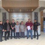 Doc. Kuasa hukum Advokat Donny Andretti, S.H., S.Kom., M.Kom., CMD., C.PFW., C.MDF., C.JKJ., (tengah) mendampingi pelapor Hairil Tami saat menjalani proses administrasi dan koordinasi penanganan laporan di kantor Polres Metro Bekasi Kabupaten terkait perkara dugaan penggelapan yang dilaporkan.