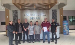 Doc. Kuasa hukum Advokat Donny Andretti, S.H., S.Kom., M.Kom., CMD., C.PFW., C.MDF., C.JKJ., (tengah) mendampingi pelapor Hairil Tami saat menjalani proses administrasi dan koordinasi penanganan laporan di kantor Polres Metro Bekasi Kabupaten terkait perkara dugaan penggelapan yang dilaporkan.