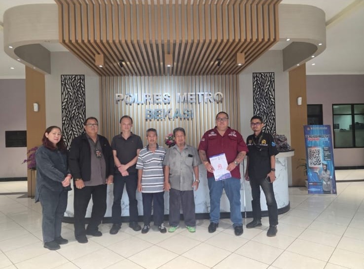 Doc. Kuasa hukum Advokat Donny Andretti, S.H., S.Kom., M.Kom., CMD., C.PFW., C.MDF., C.JKJ., (tengah) mendampingi pelapor Hairil Tami saat menjalani proses administrasi dan koordinasi penanganan laporan di kantor Polres Metro Bekasi Kabupaten terkait perkara dugaan penggelapan yang dilaporkan.