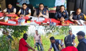 Doc. Pihak kepolisian saat memberikan keterangan dalam konferensi pers terkait pengungkapan kasus pembunuhan Ustadzah Hasanah di Banjarbaru. Bawah: Petugas kepolisian melakukan olah tempat kejadian perkara (TKP) guna mengumpulkan barang bukti dan mendalami kronologi peristiwa.