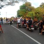 Doc. Petugas gabungan dari kepolisian, TNI, Satlantas, dan warga saat melakukan penertiban aksi balap liar di jalur Kendalsari menuju Jetis Ampelgading, Kecamatan Petarukan, Kabupaten Pemalang, Sabtu (2/5/2026).