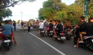 Doc. Petugas gabungan dari kepolisian, TNI, Satlantas, dan warga saat melakukan penertiban aksi balap liar di jalur Kendalsari menuju Jetis Ampelgading, Kecamatan Petarukan, Kabupaten Pemalang, Sabtu (2/5/2026).