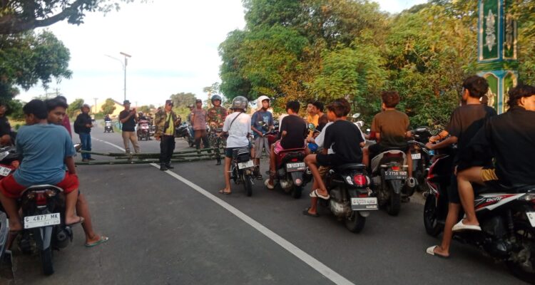 Doc. Petugas gabungan dari kepolisian, TNI, Satlantas, dan warga saat melakukan penertiban aksi balap liar di jalur Kendalsari menuju Jetis Ampelgading, Kecamatan Petarukan, Kabupaten Pemalang, Sabtu (2/5/2026).