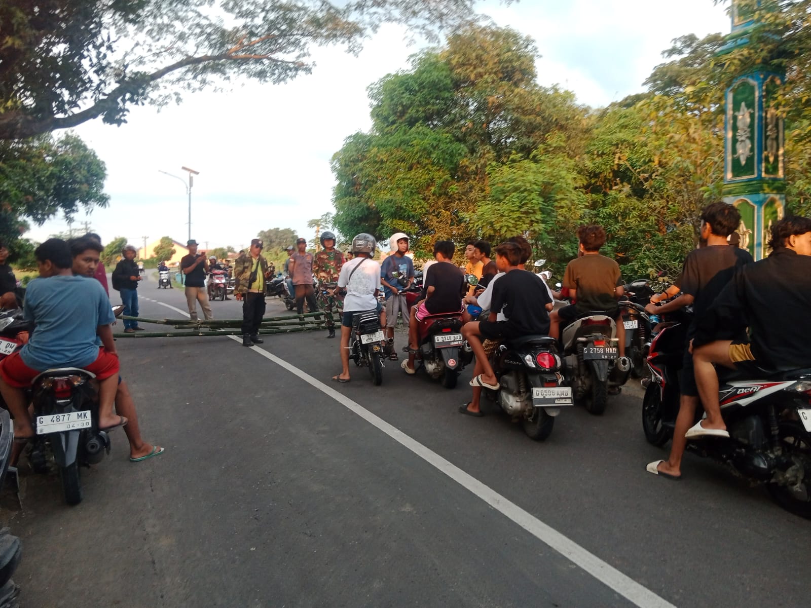 Doc. Petugas gabungan dari kepolisian, TNI, Satlantas, dan warga saat melakukan penertiban aksi balap liar di jalur Kendalsari menuju Jetis Ampelgading, Kecamatan Petarukan, Kabupaten Pemalang, Sabtu (2/5/2026).