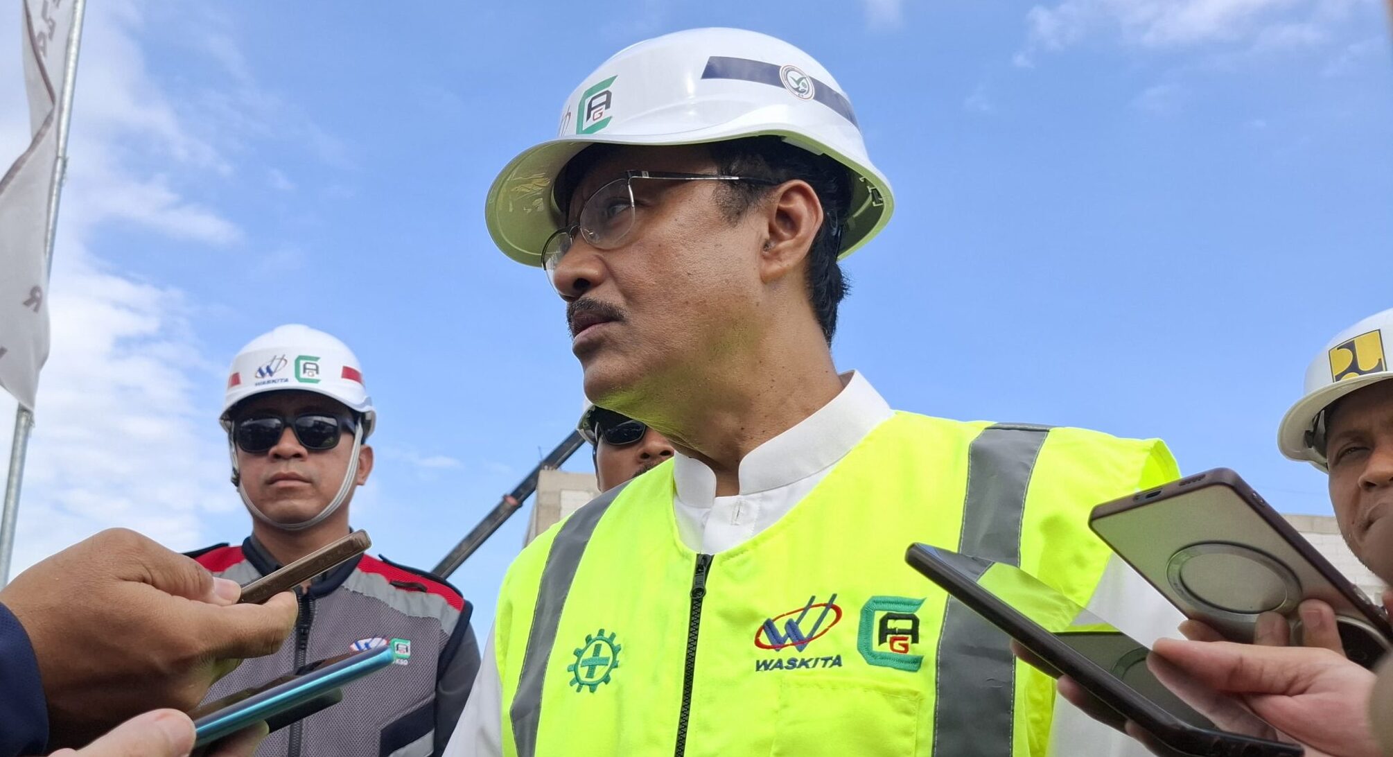 Doc. Menteri Sosial Saifullah Yusuf menyampaikan penjelasan kepada awak media terkait rencana anggaran pengadaan sepatu siswa Sekolah Rakyat tahun 2026, termasuk mekanisme lelang terbuka untuk memastikan transparansi dan akuntabilitas.