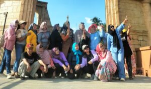 Doc. Pengurus RW 05 Kelurahan Bambankerep bersama Ketua PKK RT, kader Posyandu, dan pengurus TP PKK kelurahan berfoto bersama saat kegiatan kebersamaan di Kabupaten Gunungkidul, Daerah Istimewa Yogyakarta, Sabtu (2/5/2026).