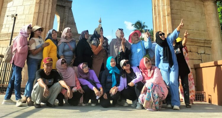 Doc. Pengurus RW 05 Kelurahan Bambankerep bersama Ketua PKK RT, kader Posyandu, dan pengurus TP PKK kelurahan berfoto bersama saat kegiatan kebersamaan di Kabupaten Gunungkidul, Daerah Istimewa Yogyakarta, Sabtu (2/5/2026).