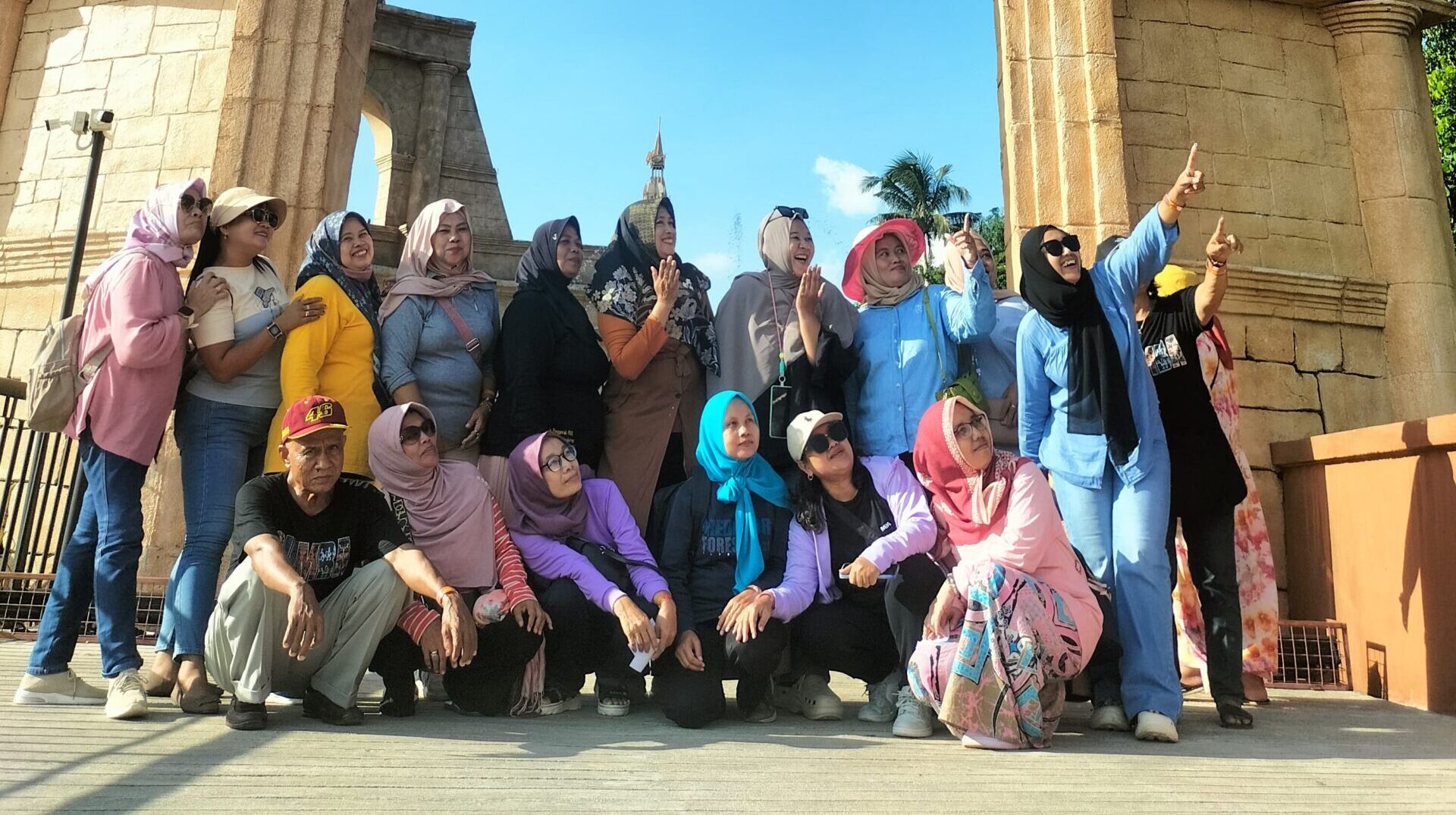 Doc. Pengurus RW 05 Kelurahan Bambankerep bersama Ketua PKK RT, kader Posyandu, dan pengurus TP PKK kelurahan berfoto bersama saat kegiatan kebersamaan di Kabupaten Gunungkidul, Daerah Istimewa Yogyakarta, Sabtu (2/5/2026).