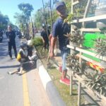 Doc. Korban kecelakaan lalu lintas tunggal terlihat tergeletak di badan jalan dengan kondisi mengalami cedera pada bagian kaki, sementara sejumlah pengendara yang melintas berhenti untuk memberikan pertolongan awal sebelum petugas tiba di lokasi kejadian.