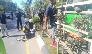 Doc. Korban kecelakaan lalu lintas tunggal terlihat tergeletak di badan jalan dengan kondisi mengalami cedera pada bagian kaki, sementara sejumlah pengendara yang melintas berhenti untuk memberikan pertolongan awal sebelum petugas tiba di lokasi kejadian.