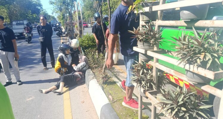 Doc. Korban kecelakaan lalu lintas tunggal terlihat tergeletak di badan jalan dengan kondisi mengalami cedera pada bagian kaki, sementara sejumlah pengendara yang melintas berhenti untuk memberikan pertolongan awal sebelum petugas tiba di lokasi kejadian.