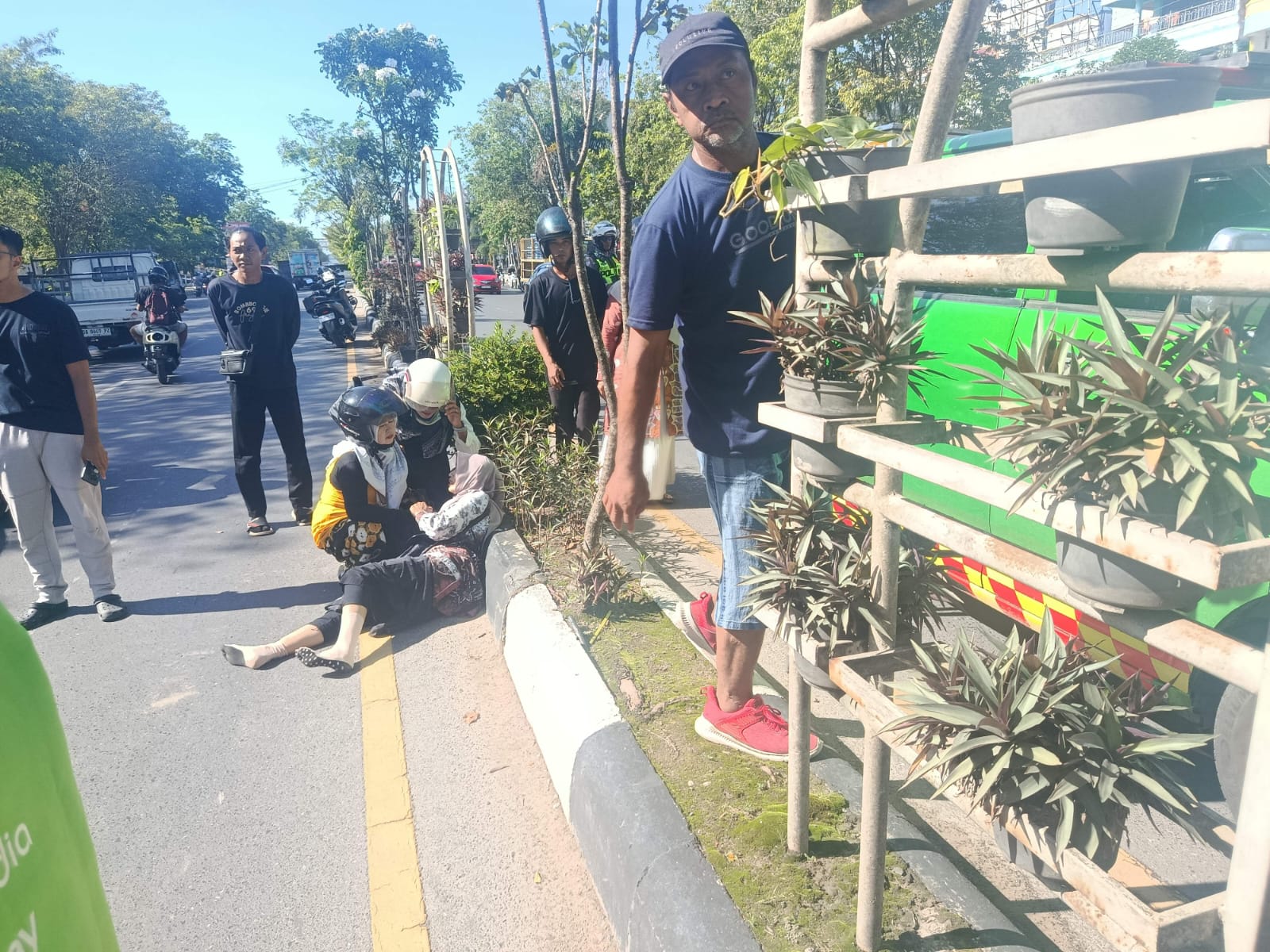 Doc. Korban kecelakaan lalu lintas tunggal terlihat tergeletak di badan jalan dengan kondisi mengalami cedera pada bagian kaki, sementara sejumlah pengendara yang melintas berhenti untuk memberikan pertolongan awal sebelum petugas tiba di lokasi kejadian.