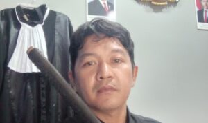 Doc. Sukindar dari Pusat Bantuan Hukum FERADI WPI Advokat dan Paralegal DPC Kota Semarang saat memberikan penjelasan terkait hak-hak masyarakat dalam proses pemeriksaan kepolisian, termasuk pentingnya pendampingan hukum, hak untuk membaca Berita Acara Pemeriksaan (BAP), serta pemahaman terhadap ketentuan KUHAP terbaru guna mencegah kesalahan prosedur hukum.
