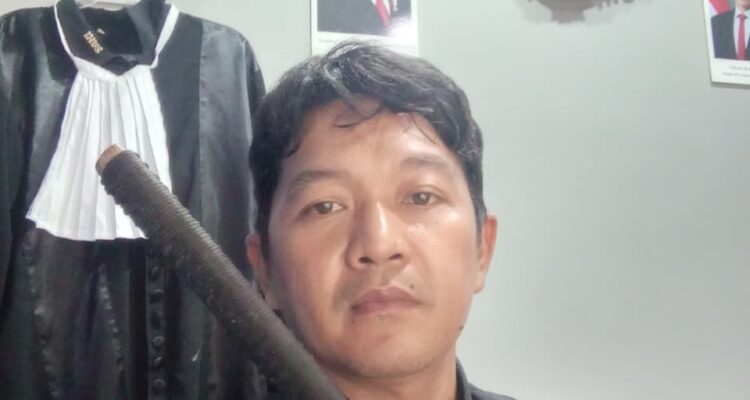 Doc. Sukindar dari Pusat Bantuan Hukum FERADI WPI Advokat dan Paralegal DPC Kota Semarang saat memberikan penjelasan terkait hak-hak masyarakat dalam proses pemeriksaan kepolisian, termasuk pentingnya pendampingan hukum, hak untuk membaca Berita Acara Pemeriksaan (BAP), serta pemahaman terhadap ketentuan KUHAP terbaru guna mencegah kesalahan prosedur hukum.