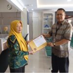 Doc. Dewan Pertimbangan FERADI WPI Pusat, Arden Suhadi, saat menyerahkan berkas pendaftaran mediator non-hakim di lingkungan Pengadilan Negeri dan Pengadilan Agama Pemalang, Mei 2026. Pendaftaran tersebut menjadi bagian dari upaya penguatan penyelesaian sengketa melalui mekanisme mediasi di wilayah Kabupaten Pemalang.