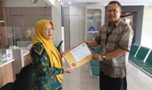 Doc. Dewan Pertimbangan FERADI WPI Pusat, Arden Suhadi, saat menyerahkan berkas pendaftaran mediator non-hakim di lingkungan Pengadilan Negeri dan Pengadilan Agama Pemalang, Mei 2026. Pendaftaran tersebut menjadi bagian dari upaya penguatan penyelesaian sengketa melalui mekanisme mediasi di wilayah Kabupaten Pemalang.