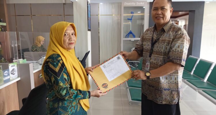 Doc. Dewan Pertimbangan FERADI WPI Pusat, Arden Suhadi, saat menyerahkan berkas pendaftaran mediator non-hakim di lingkungan Pengadilan Negeri dan Pengadilan Agama Pemalang, Mei 2026. Pendaftaran tersebut menjadi bagian dari upaya penguatan penyelesaian sengketa melalui mekanisme mediasi di wilayah Kabupaten Pemalang.