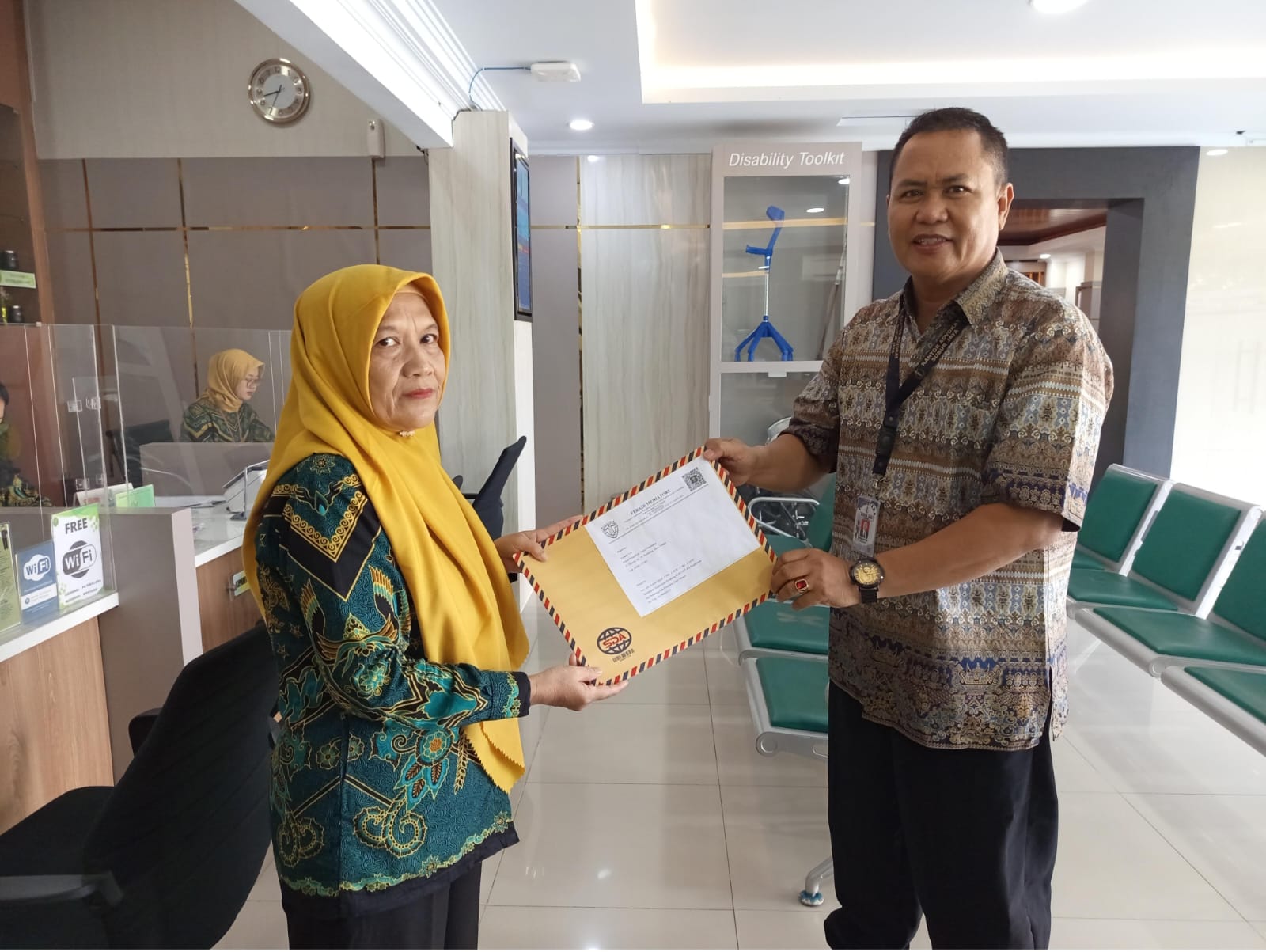 Doc. Dewan Pertimbangan FERADI WPI Pusat, Arden Suhadi, saat menyerahkan berkas pendaftaran mediator non-hakim di lingkungan Pengadilan Negeri dan Pengadilan Agama Pemalang, Mei 2026. Pendaftaran tersebut menjadi bagian dari upaya penguatan penyelesaian sengketa melalui mekanisme mediasi di wilayah Kabupaten Pemalang.