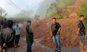 Doc. Titik longsoran di kawasan Muaro Hemat, Kabupaten Kerinci, terlihat dipenuhi material tanah dan bebatuan yang menutup badan jalan. Sejumlah warga tampak berada di sekitar lokasi untuk memantau kondisi jalur yang sempat lumpuh akibat bencana tersebut.