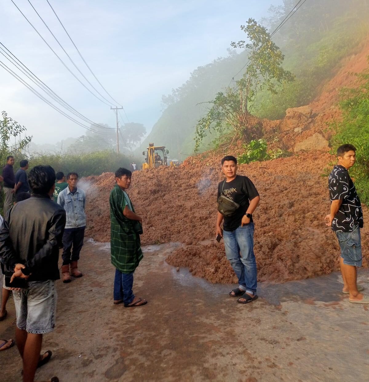 Doc. Titik longsoran di kawasan Muaro Hemat, Kabupaten Kerinci, terlihat dipenuhi material tanah dan bebatuan yang menutup badan jalan. Sejumlah warga tampak berada di sekitar lokasi untuk memantau kondisi jalur yang sempat lumpuh akibat bencana tersebut.