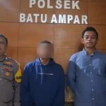 Doc. Seorang pedagang bakso keliling (tengah) saat memberikan klarifikasi didampingi pihak kepolisian di kantor kepolisian terkait laporan dugaan pembegalan yang belakangan diketahui merupakan rekayasa. Wajah yang bersangkutan diblur untuk melindungi identitas pribadi dan mempertimbangkan aspek etika pemberitaan.