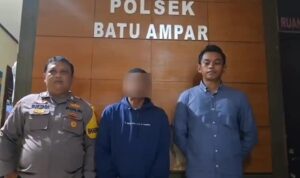 Doc. Seorang pedagang bakso keliling (tengah) saat memberikan klarifikasi didampingi pihak kepolisian di kantor kepolisian terkait laporan dugaan pembegalan yang belakangan diketahui merupakan rekayasa. Wajah yang bersangkutan diblur untuk melindungi identitas pribadi dan mempertimbangkan aspek etika pemberitaan.