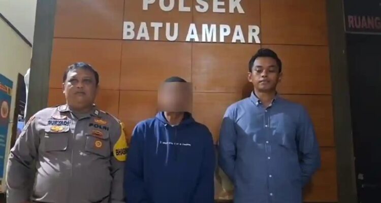 Doc. Seorang pedagang bakso keliling (tengah) saat memberikan klarifikasi didampingi pihak kepolisian di kantor kepolisian terkait laporan dugaan pembegalan yang belakangan diketahui merupakan rekayasa. Wajah yang bersangkutan diblur untuk melindungi identitas pribadi dan mempertimbangkan aspek etika pemberitaan.