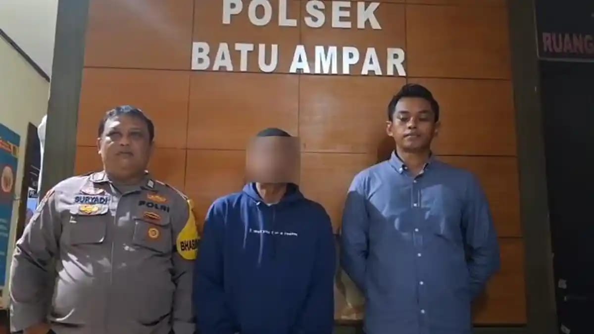 Doc. Seorang pedagang bakso keliling (tengah) saat memberikan klarifikasi didampingi pihak kepolisian di kantor kepolisian terkait laporan dugaan pembegalan yang belakangan diketahui merupakan rekayasa. Wajah yang bersangkutan diblur untuk melindungi identitas pribadi dan mempertimbangkan aspek etika pemberitaan.
