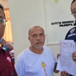 Doc. Kuswandi bersama kuasa hukumnya, Advokat Donny Andretti dan Ass. Adv. Surip dari Firma Hukum Subur Jaya – FERADI WPI, usai menjalani proses pemeriksaan di Satreskrim Polresta Pati, Jumat (8/5/2026) dini hari. Kuswandi diperbolehkan pulang setelah menjalani pemeriksaan sebagai saksi dalam perkara yang berkaitan dengan tersangka Ashari alias Mbah Walid.