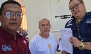 Doc. Kuswandi bersama kuasa hukumnya, Advokat Donny Andretti dan Ass. Adv. Surip dari Firma Hukum Subur Jaya – FERADI WPI, usai menjalani proses pemeriksaan di Satreskrim Polresta Pati, Jumat (8/5/2026) dini hari. Kuswandi diperbolehkan pulang setelah menjalani pemeriksaan sebagai saksi dalam perkara yang berkaitan dengan tersangka Ashari alias Mbah Walid.