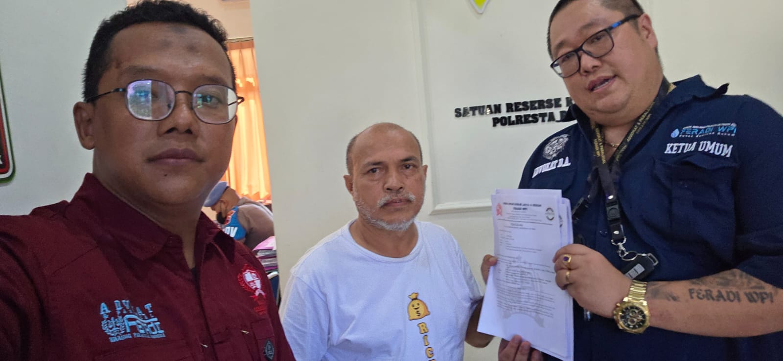 Doc. Kuswandi bersama kuasa hukumnya, Advokat Donny Andretti dan Ass. Adv. Surip dari Firma Hukum Subur Jaya – FERADI WPI, usai menjalani proses pemeriksaan di Satreskrim Polresta Pati, Jumat (8/5/2026) dini hari. Kuswandi diperbolehkan pulang setelah menjalani pemeriksaan sebagai saksi dalam perkara yang berkaitan dengan tersangka Ashari alias Mbah Walid.