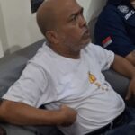 Doc. Kuswandi didampingi kuasa hukumnya dari Subur Jaya Lawfirm – FERADI WPI saat memberikan keterangan kepada awak media di area Satreskrim Polresta Pati, Kamis (7/5/2026). Dalam wawancara tersebut, Kuswandi menunjukan bagian rusuk kanan tubuhnya yang disebut mengalami sakit akibat dugaan pemukulan saat proses penangkapan.