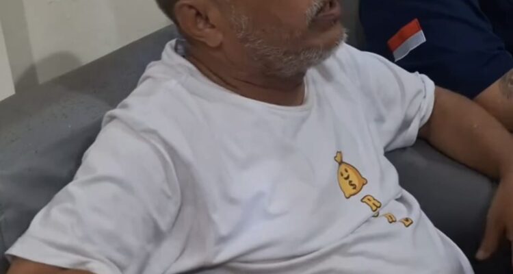 Doc. Kuswandi didampingi kuasa hukumnya dari Subur Jaya Lawfirm – FERADI WPI saat memberikan keterangan kepada awak media di area Satreskrim Polresta Pati, Kamis (7/5/2026). Dalam wawancara tersebut, Kuswandi menunjukan bagian rusuk kanan tubuhnya yang disebut mengalami sakit akibat dugaan pemukulan saat proses penangkapan.