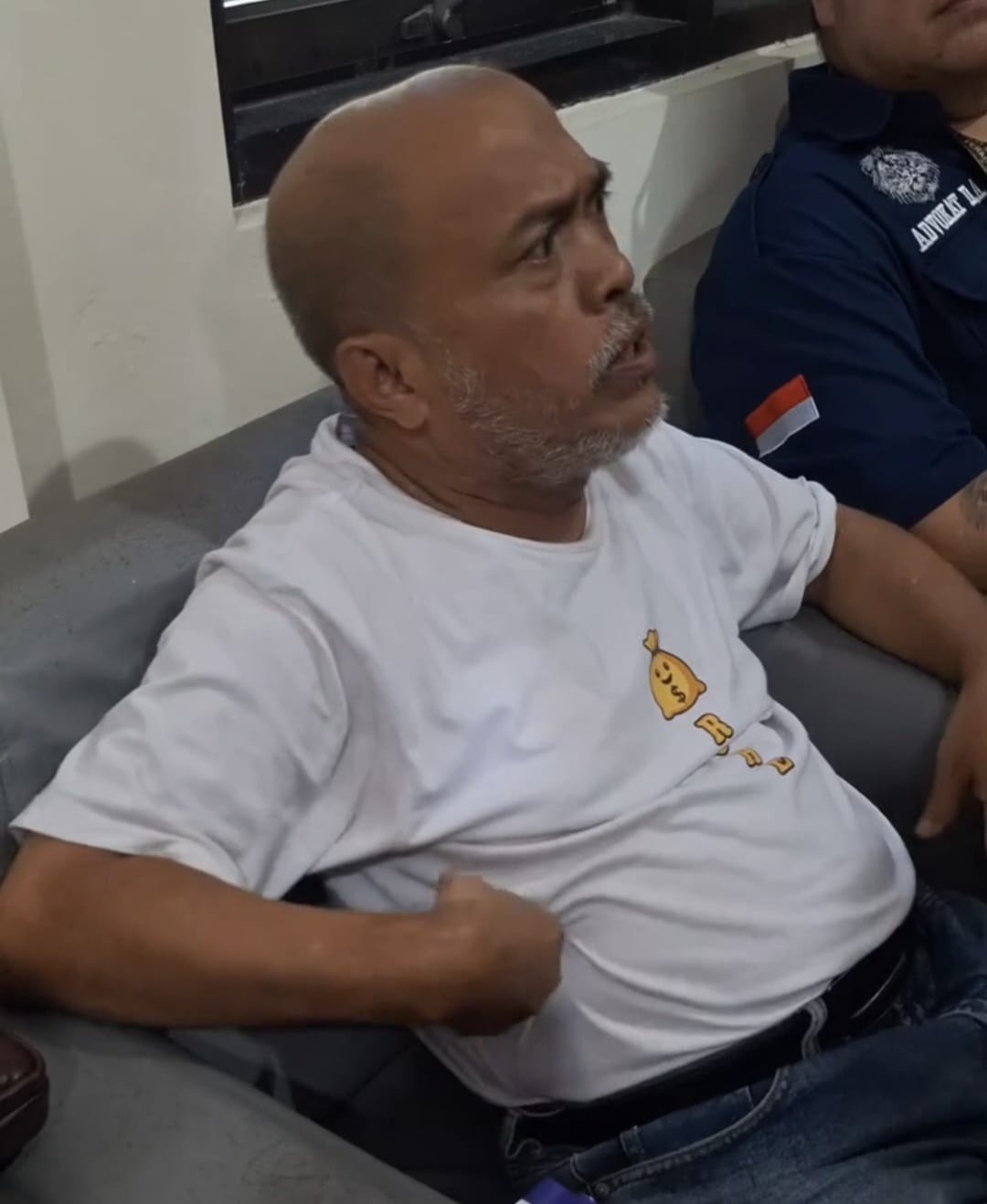 Doc. Kuswandi didampingi kuasa hukumnya dari Subur Jaya Lawfirm – FERADI WPI saat memberikan keterangan kepada awak media di area Satreskrim Polresta Pati, Kamis (7/5/2026). Dalam wawancara tersebut, Kuswandi menunjukan bagian rusuk kanan tubuhnya yang disebut mengalami sakit akibat dugaan pemukulan saat proses penangkapan.