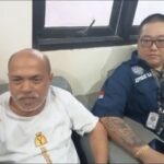 Doc. Kuswandi didampingi kuasa hukumnya dari Subur Jaya Lawfirm – FERADI WPI saat memberikan keterangan kepada sejumlah awak media di area Satreskrim Polresta Pati usai menjalani pemeriksaan sebagai saksi dalam perkara yang berkaitan dengan tersangka Ashari alias Mbah Walid, Kamis (7/5/2026).