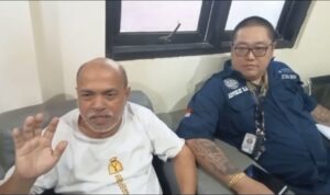 Doc. Kuswandi didampingi kuasa hukumnya dari Subur Jaya Lawfirm – FERADI WPI saat memberikan keterangan kepada sejumlah awak media di area Satreskrim Polresta Pati usai menjalani pemeriksaan sebagai saksi dalam perkara yang berkaitan dengan tersangka Ashari alias Mbah Walid, Kamis (7/5/2026).