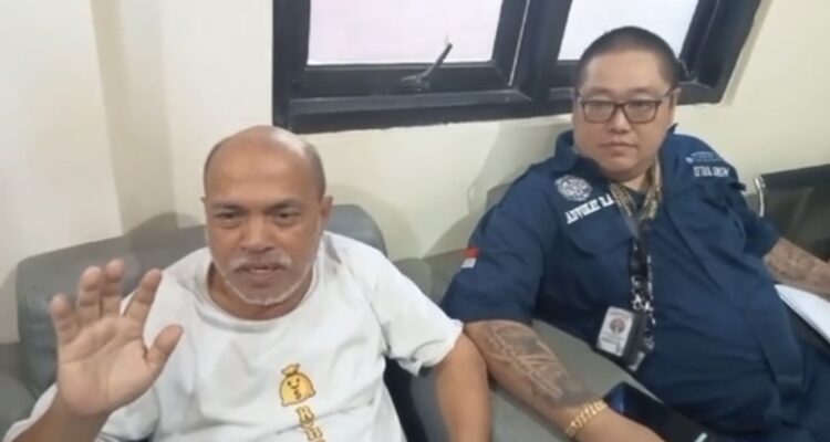 Doc. Kuswandi didampingi kuasa hukumnya dari Subur Jaya Lawfirm – FERADI WPI saat memberikan keterangan kepada sejumlah awak media di area Satreskrim Polresta Pati usai menjalani pemeriksaan sebagai saksi dalam perkara yang berkaitan dengan tersangka Ashari alias Mbah Walid, Kamis (7/5/2026).