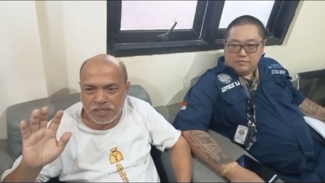 Doc. Kuswandi didampingi kuasa hukumnya dari Subur Jaya Lawfirm – FERADI WPI saat memberikan keterangan kepada sejumlah awak media di area Satreskrim Polresta Pati usai menjalani pemeriksaan sebagai saksi dalam perkara yang berkaitan dengan tersangka Ashari alias Mbah Walid, Kamis (7/5/2026).