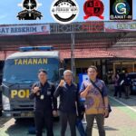 Doc. Ahli waris Tomo Wigeno bersama tim pendamping hukum dari PBH FERADI WPI Advokat dan Paralegal DPC Kota Semarang, GJL, dan GAMAT-RI berfoto bersama usai menjalani pemeriksaan di Unit 1 Satreskrim Polres Kendal terkait tindak lanjut dugaan sengketa dan penyerobotan tanah di Kecamatan Sukorejo, Kabupaten Kendal.