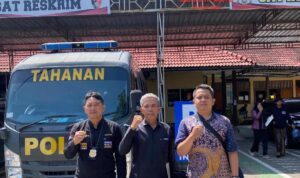 Doc. Ahli waris Tomo Wigeno bersama tim pendamping hukum dari PBH FERADI WPI Advokat dan Paralegal DPC Kota Semarang, GJL, dan GAMAT-RI berfoto bersama usai menjalani pemeriksaan di Unit 1 Satreskrim Polres Kendal terkait tindak lanjut dugaan sengketa dan penyerobotan tanah di Kecamatan Sukorejo, Kabupaten Kendal.