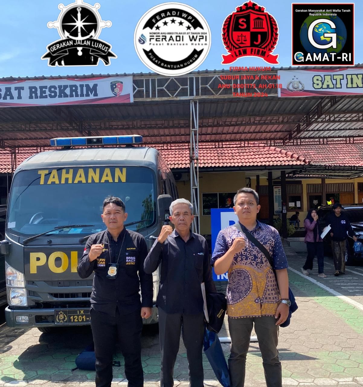 Doc. Ahli waris Tomo Wigeno bersama tim pendamping hukum dari PBH FERADI WPI Advokat dan Paralegal DPC Kota Semarang, GJL, dan GAMAT-RI berfoto bersama usai menjalani pemeriksaan di Unit 1 Satreskrim Polres Kendal terkait tindak lanjut dugaan sengketa dan penyerobotan tanah di Kecamatan Sukorejo, Kabupaten Kendal.