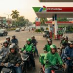 Doc. Suasana sejumlah pengendara motor dan ojek daring saat mengantre pengisian BBM jenis Pertalite di sebuah SPBU reguler. Foto ini mengilustrasikan ketergantungan masyarakat terhadap akses BBM bersubsidi di tengah kekhawatiran atas fluktuasi harga energi dan beban ekonomi harian.