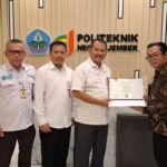 Doc. Direktur Utama Politeknik Negeri Jember, Saiful Anwar, S.T.P., M.P., menyerahkan ijazah kepada Eko Wahyu Pramono dalam proses penyerahan dokumen akademik yang berlangsung di lingkungan kampus Politeknik Negeri Jember, Senin (11/5/2026), didampingi Agus Riyanto, S.E., M.Si., jajaran kampus, serta Adv. Yulianto Kiswocahyono, S.E., S.H., BKP.