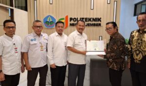 Doc. Direktur Utama Politeknik Negeri Jember, Saiful Anwar, S.T.P., M.P., menyerahkan ijazah kepada Eko Wahyu Pramono dalam proses penyerahan dokumen akademik yang berlangsung di lingkungan kampus Politeknik Negeri Jember, Senin (11/5/2026), didampingi Agus Riyanto, S.E., M.Si., jajaran kampus, serta Adv. Yulianto Kiswocahyono, S.E., S.H., BKP.