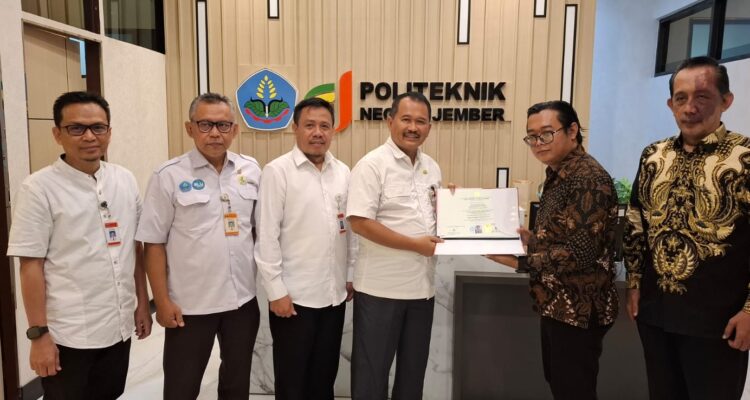 Doc. Direktur Utama Politeknik Negeri Jember, Saiful Anwar, S.T.P., M.P., menyerahkan ijazah kepada Eko Wahyu Pramono dalam proses penyerahan dokumen akademik yang berlangsung di lingkungan kampus Politeknik Negeri Jember, Senin (11/5/2026), didampingi Agus Riyanto, S.E., M.Si., jajaran kampus, serta Adv. Yulianto Kiswocahyono, S.E., S.H., BKP.