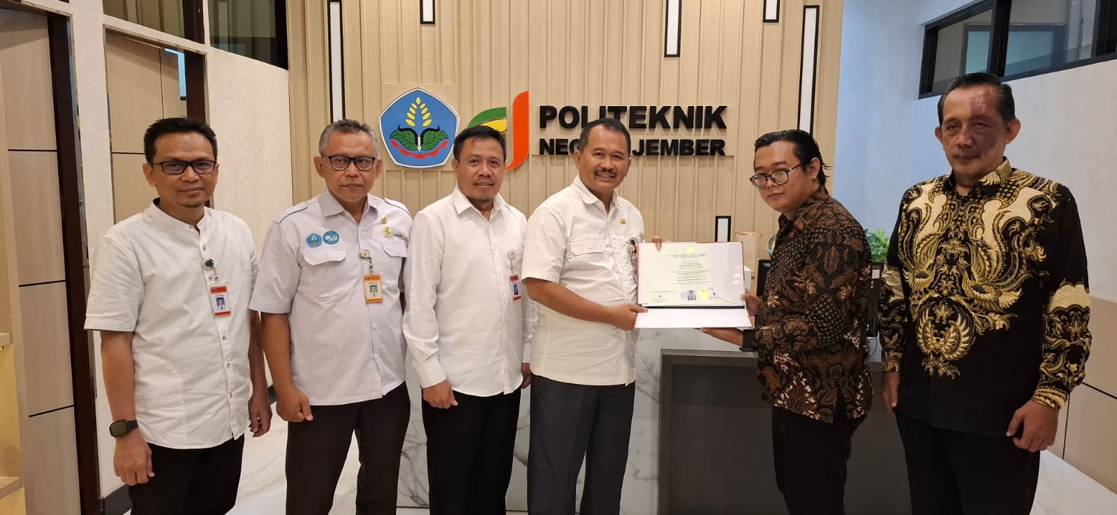 Doc. Direktur Utama Politeknik Negeri Jember, Saiful Anwar, S.T.P., M.P., menyerahkan ijazah kepada Eko Wahyu Pramono dalam proses penyerahan dokumen akademik yang berlangsung di lingkungan kampus Politeknik Negeri Jember, Senin (11/5/2026), didampingi Agus Riyanto, S.E., M.Si., jajaran kampus, serta Adv. Yulianto Kiswocahyono, S.E., S.H., BKP.